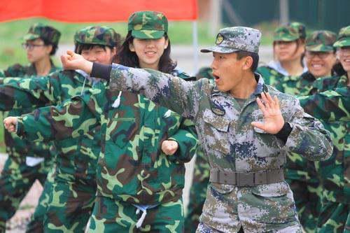 广西军训教官吃瓜视频,揭秘军营里的“休闲时光”