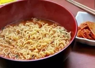 瓜友们吃方便面视频播放,方便面美食之旅，视频播放量飙升！