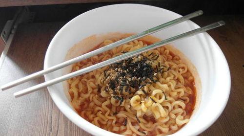 瓜友们吃方便面视频播放,方便面美食之旅，视频播放量飙升！