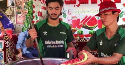 印度小伙吃瓜视频,趣味横生吃瓜视频走红网络