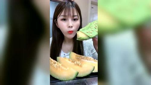 美女吃脆皮哈密瓜的视频,美女大快朵颐，视觉盛宴来袭